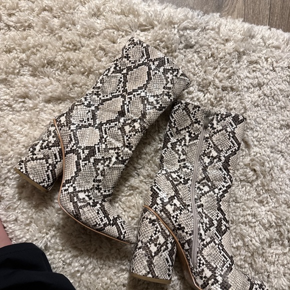 Fun snakeskin ankle boots size 7 - Picture 3 of 3